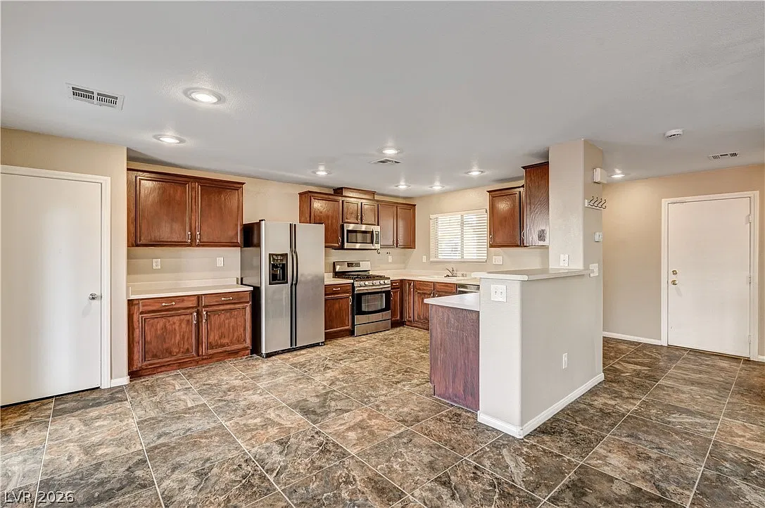 3 bed, 2.5 bath, 1751 sqft, $2,240 — Photo 4