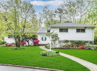 225 Dickson Cir, Williston Park, NY 11596