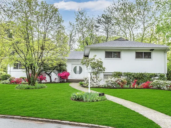 225 Dickson Circle, East Williston, NY 11596