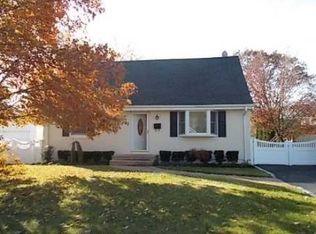 27 Wellington Rd, Merrick, NY 11566