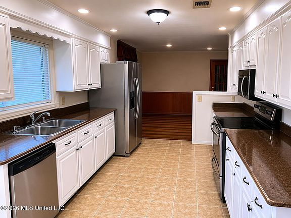 3rd image of 901 Tuckaho Dr