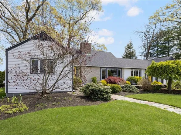 120 Bretton Woods Dr, Cranston, RI 02920
