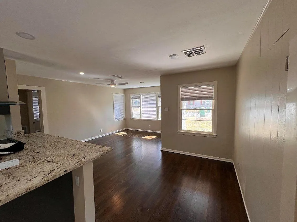 3 bed, 2.0 bath, 1014 sqft, $2,000 — Photo 3
