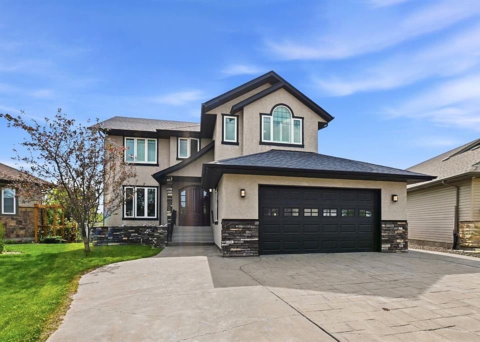 1st image of 74 NE Oaklands Cres