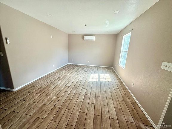 3rd image of 907 El Campo Dr