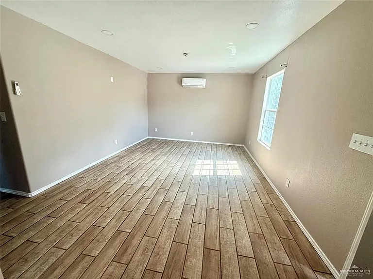 909 El Campo Dr — Photo 3