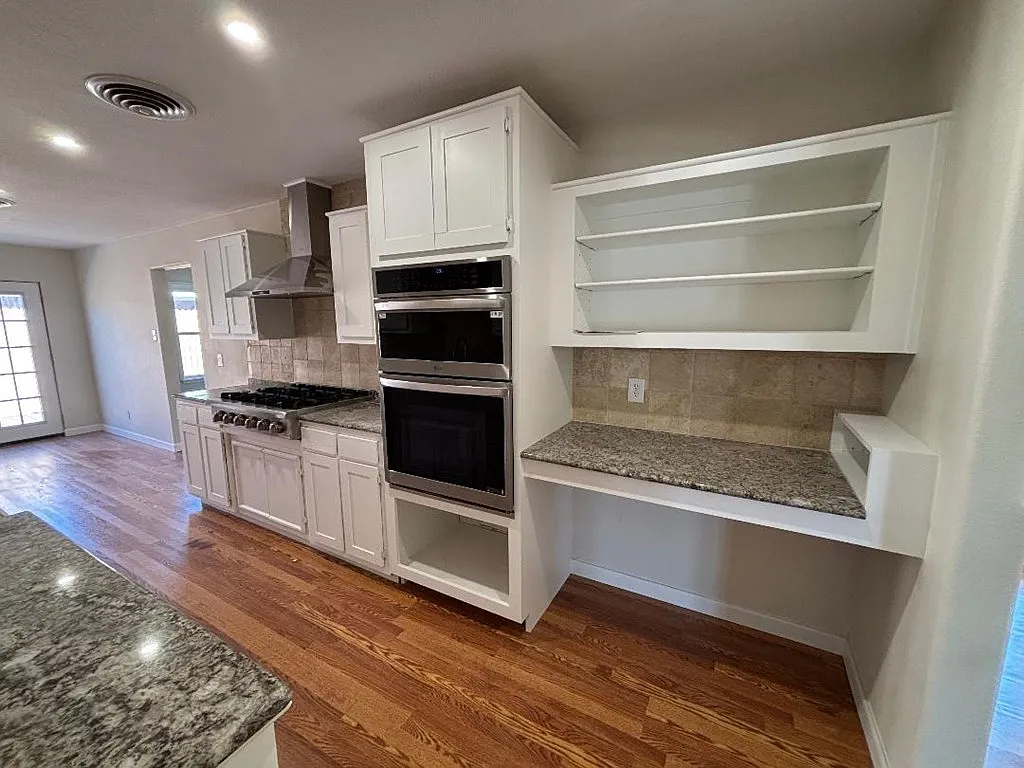 3 bed, 3.0 bath, 2635 sqft, $3,500 — Photo 2