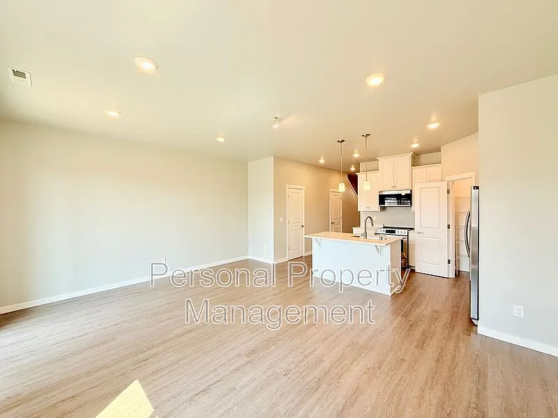 3 bed, 2.5 bath, 1139 sqft, $2,195 — Photo 4