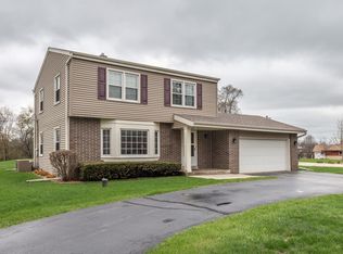 18675 W Lookout Ln, New Berlin, WI 53146