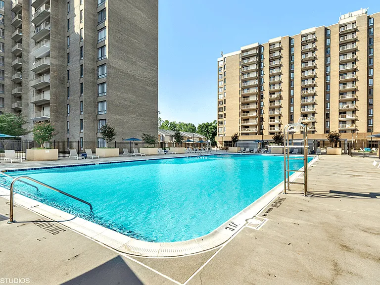 Large swimming pool at Trillium in Fairfax, VA