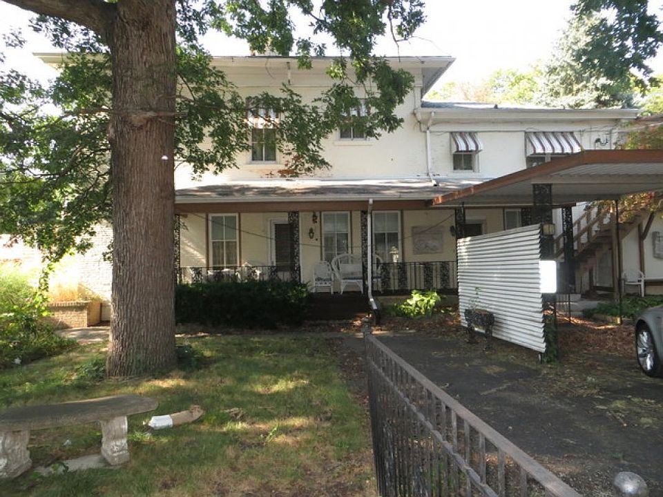 2nd image of 219 N Joliet St