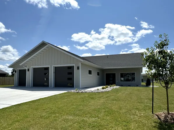 602 Lincoln St SE, Warroad, MN 56763