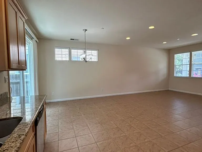 1217 Jennings Ave — Photo 5
