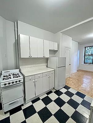 2nd image of 318 E 59th St APT 3C