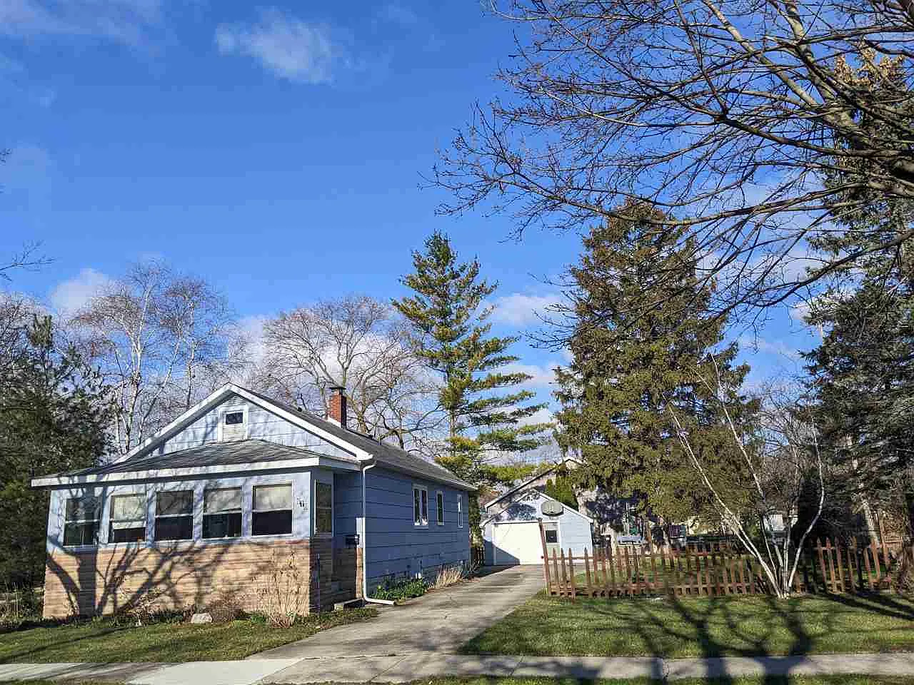 610 Burns St photo 1