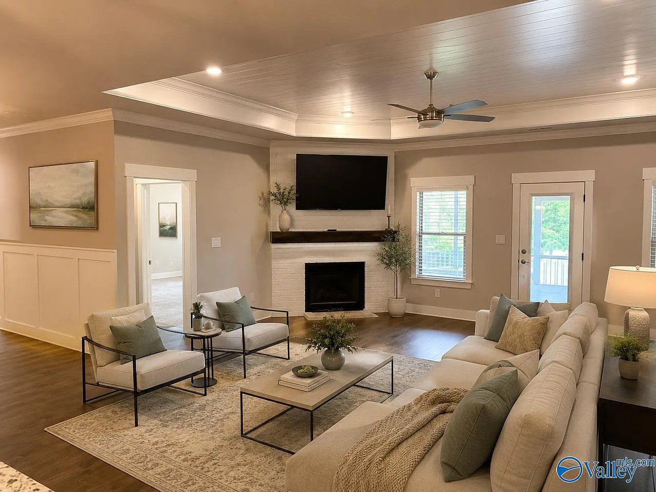 3 bed, 2.0 bath, 1850 sqft, $2,300 — Photo 2