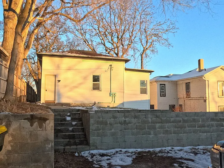 2223 Douglas St — Photo 4