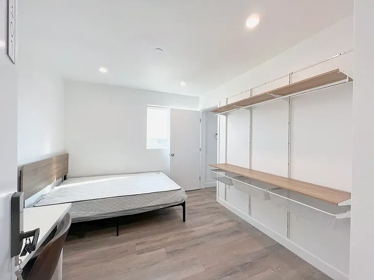 1368 W 35th St #8 — Photo 11