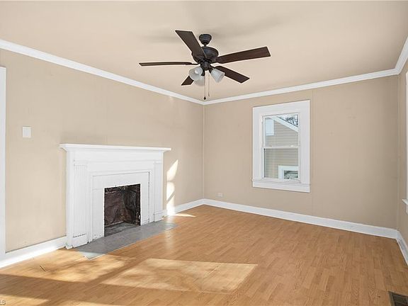 3rd image of 414 Circle Dr