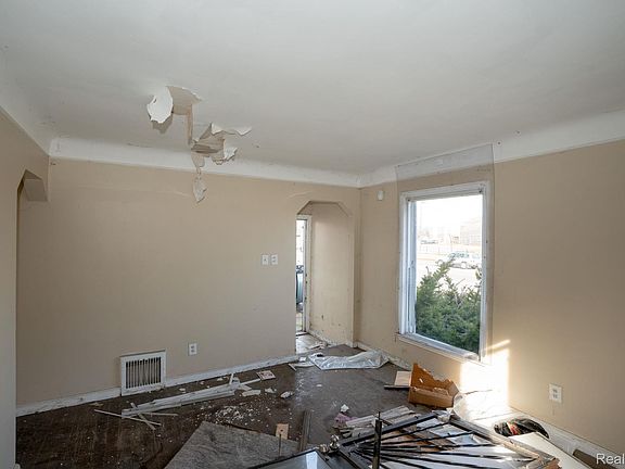 5th image of 5045 Cadieux Rd