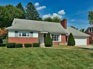 826 Shoreham Rd, Grosse Pointe Woods, MI 48236