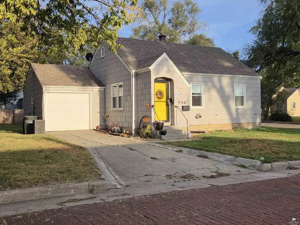 906 10th St, Clay Center, KS 67432