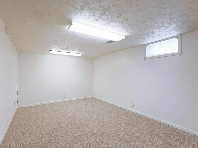 940 S 48th St — Photo 29
