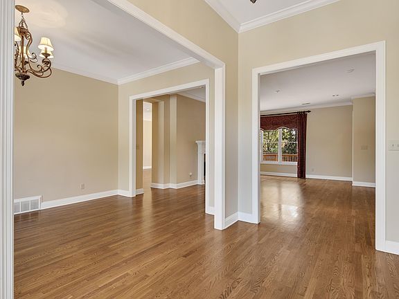 5th image of 1872 E Laurel Hollow Ln