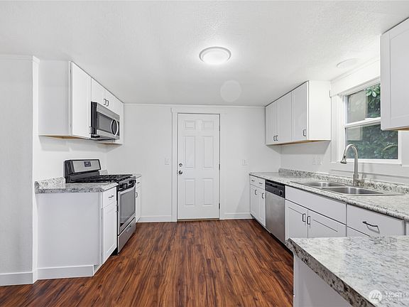 4th image of 1619 Bayview Drive W