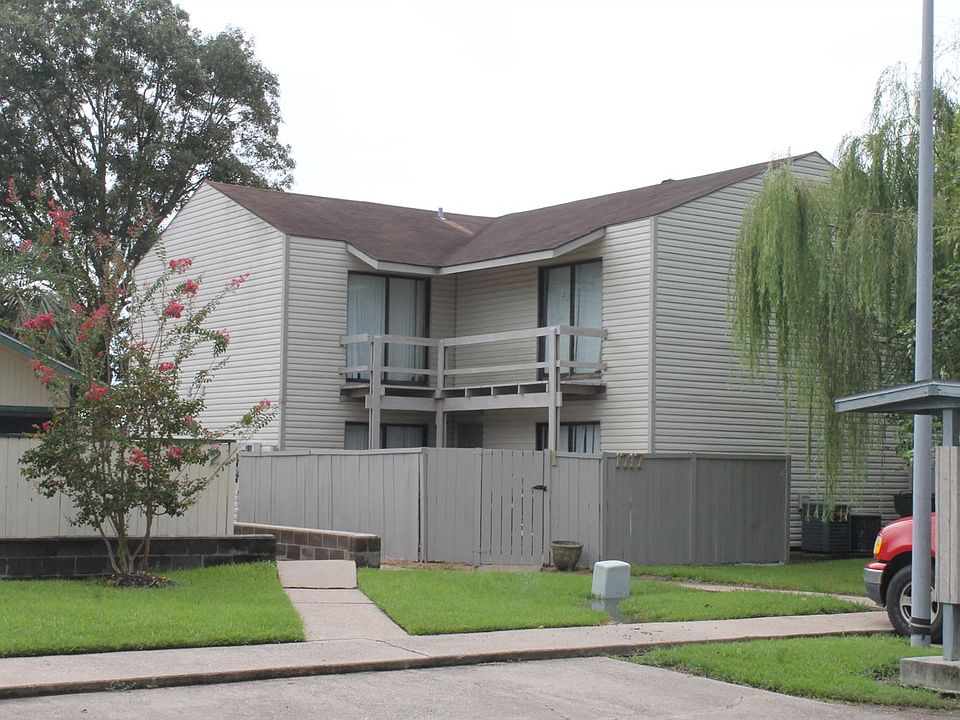 (1) Front of 1717 Fox Run