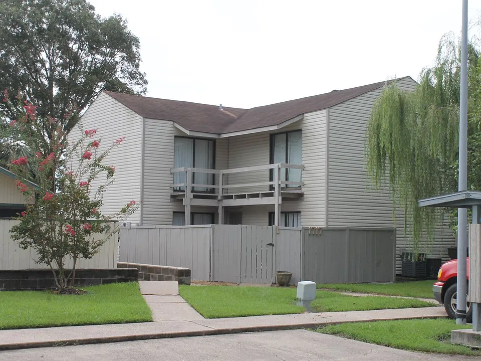 (1) Front of 1717 Fox Run