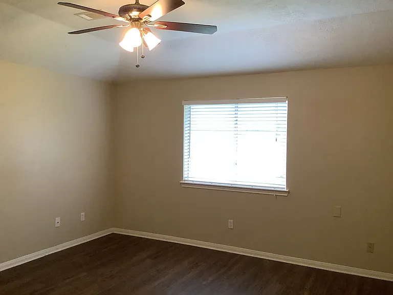 1423 Hunter Green Ln — Photo 12