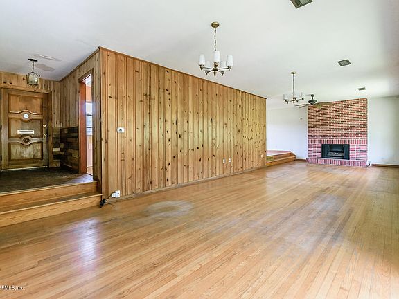 2nd image of 3444 Edgewater Dr