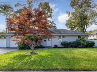 26 Schroeder Ln, Patchogue, NY 11772