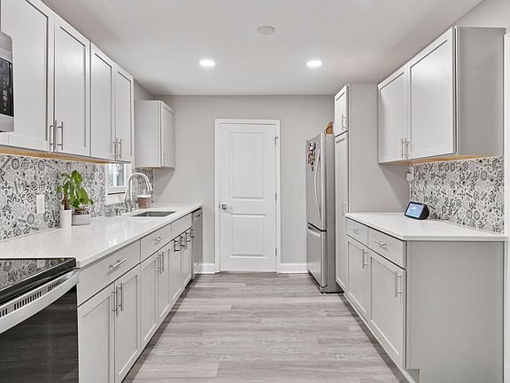 4th image of 2125 Lonsdale Blvd W