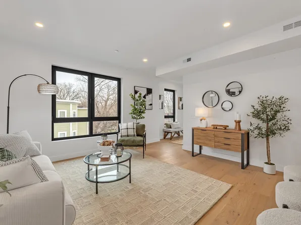 3992 Washington St #302, Roslindale, MA 02131