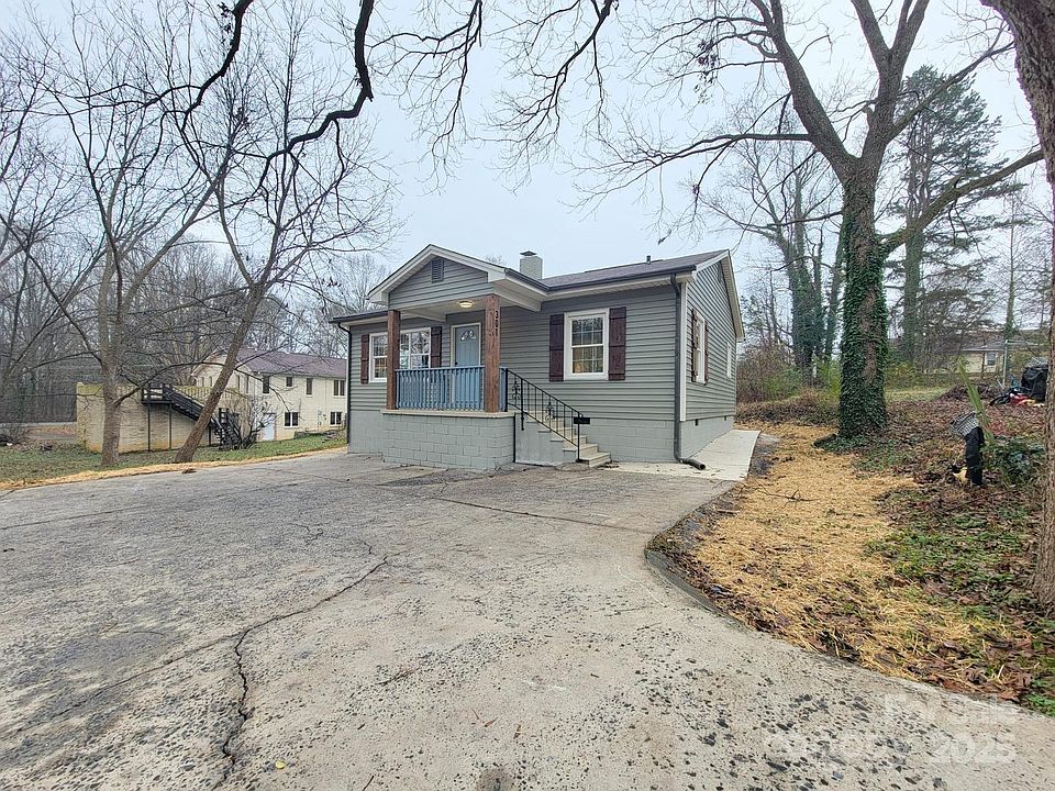 1st image of 301 W Hartford Ave