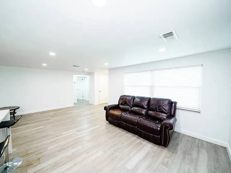 1160 Tarpon Ave — Photo 4