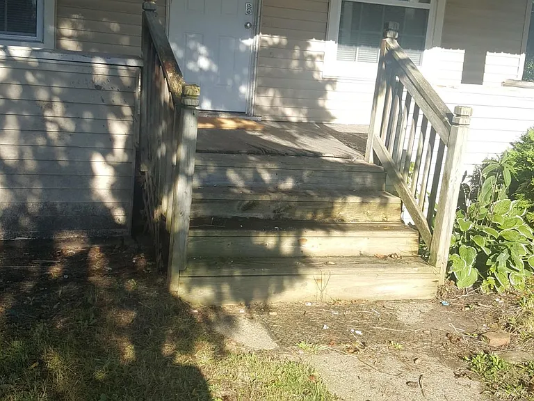 819 Dupont St — Photo 2