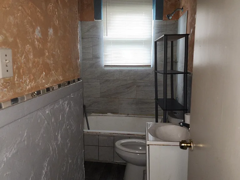 1066 Greenlaw Ave #1 — Photo 3