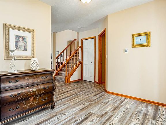 4th image of 3920 Martins Run Dr
