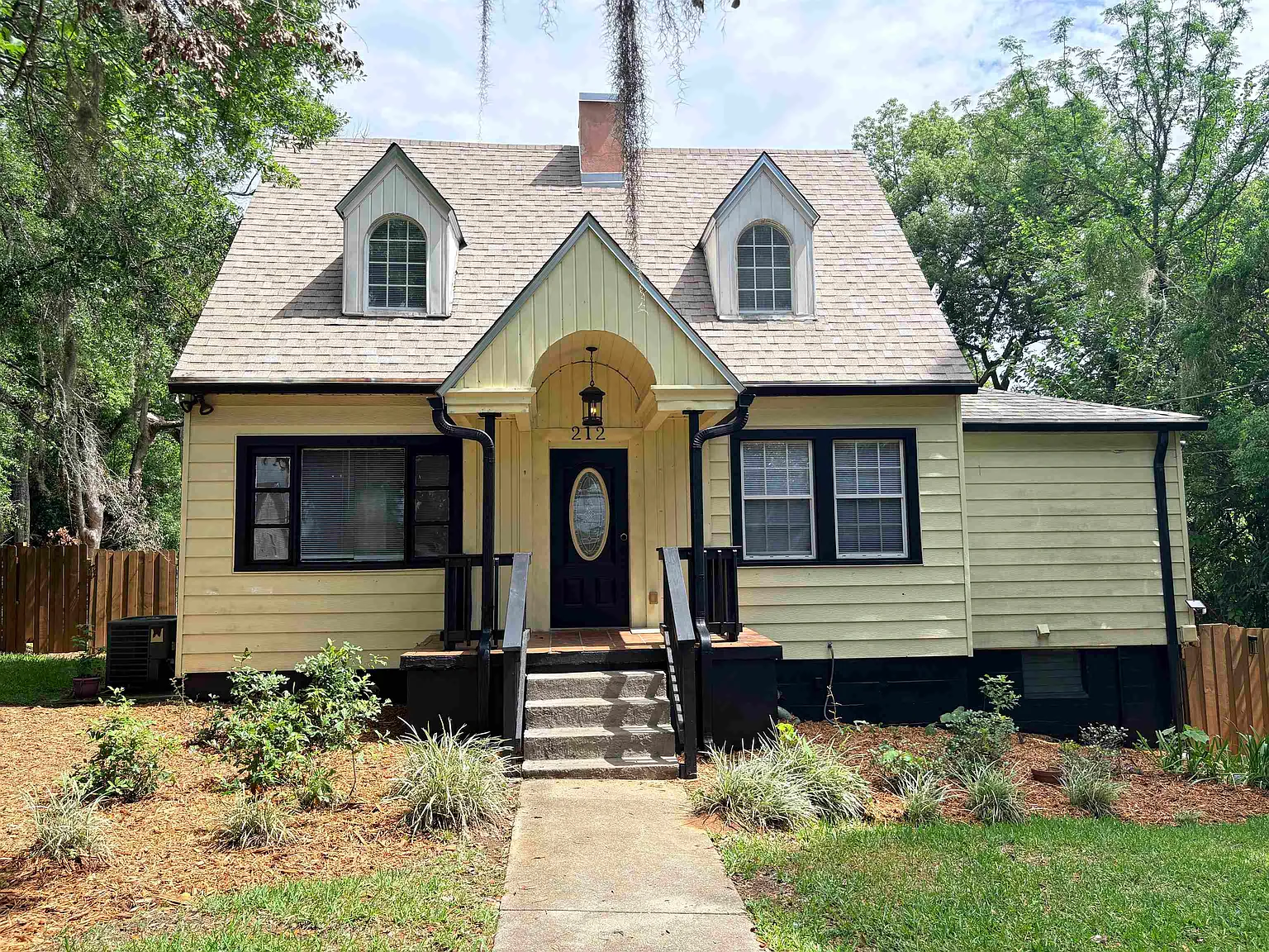 3 bed, 2.0 bath, 1896 sqft, $2,100 — Photo 2