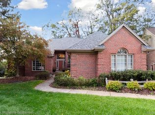 27184 Cambridge Ln, Farmington Hills, MI