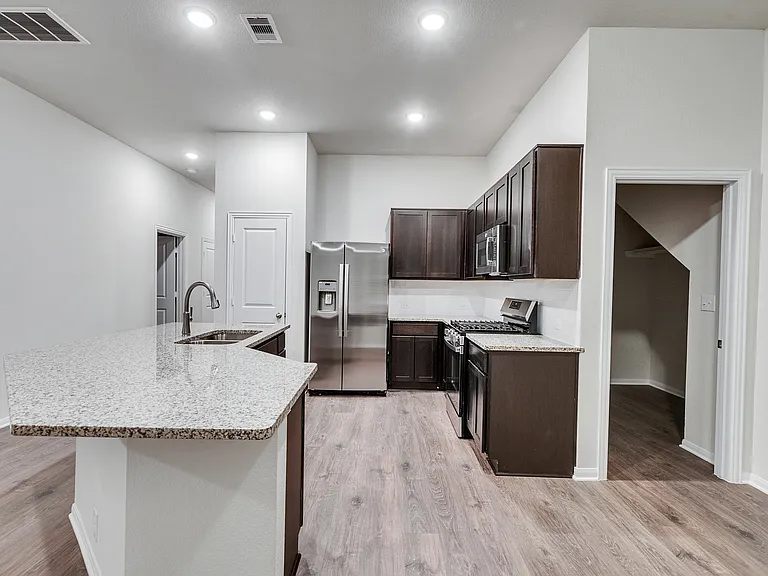 405 Magnolia Ln — Photo 3