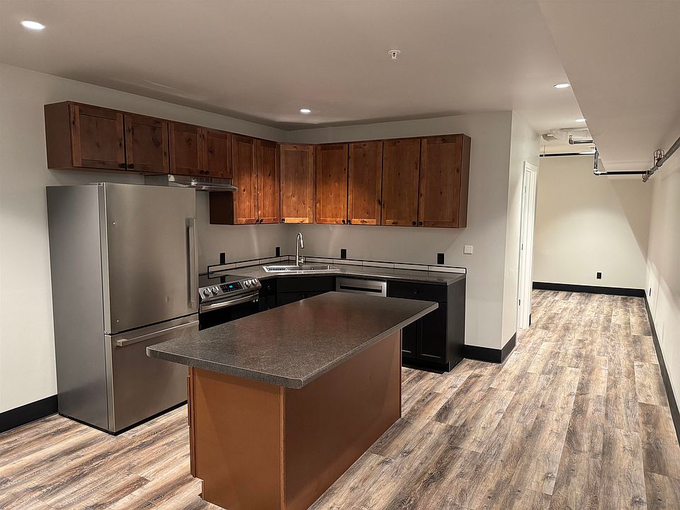 1st image of 826 W 8th St #826