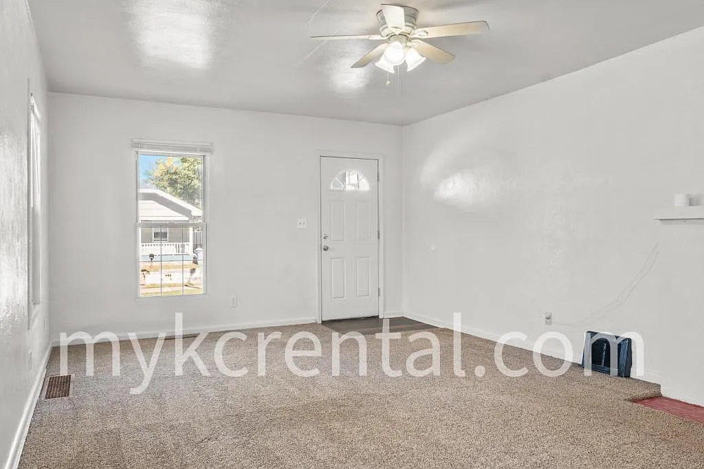 1131 Hasbrook Ave — Photo 3