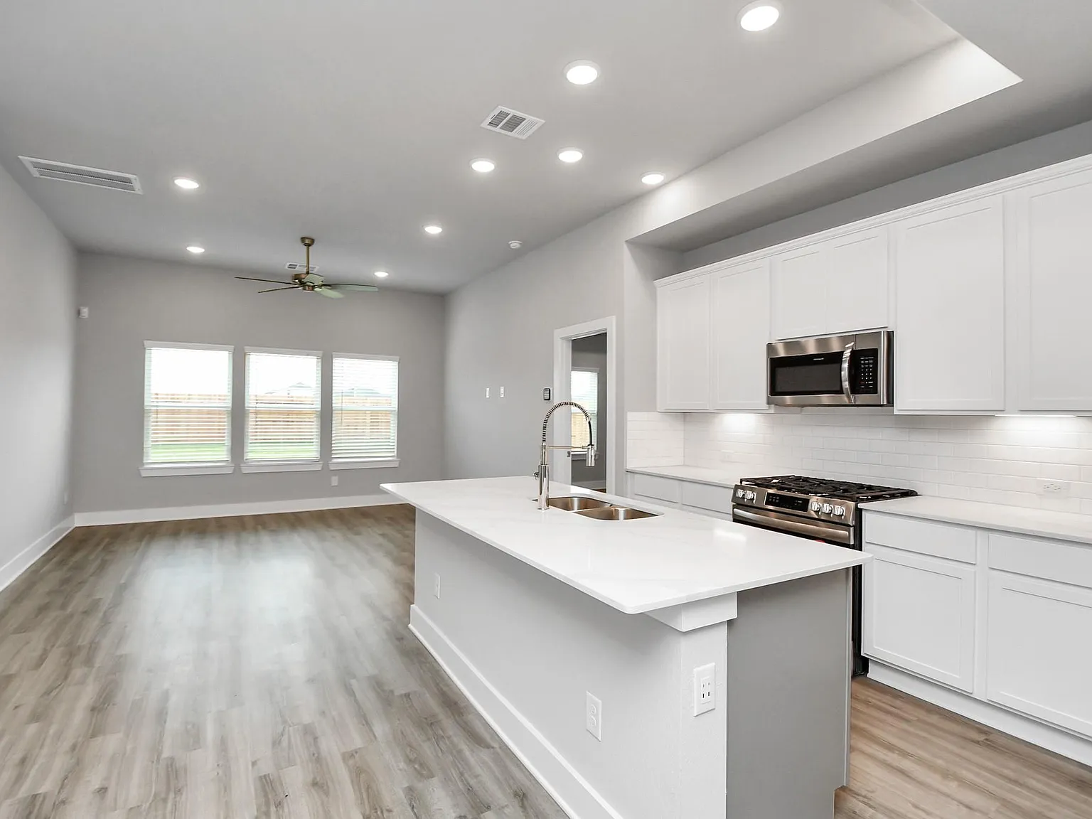 5 bed, 3.5 bath, 2099 sqft, $3,300 — Photo 3