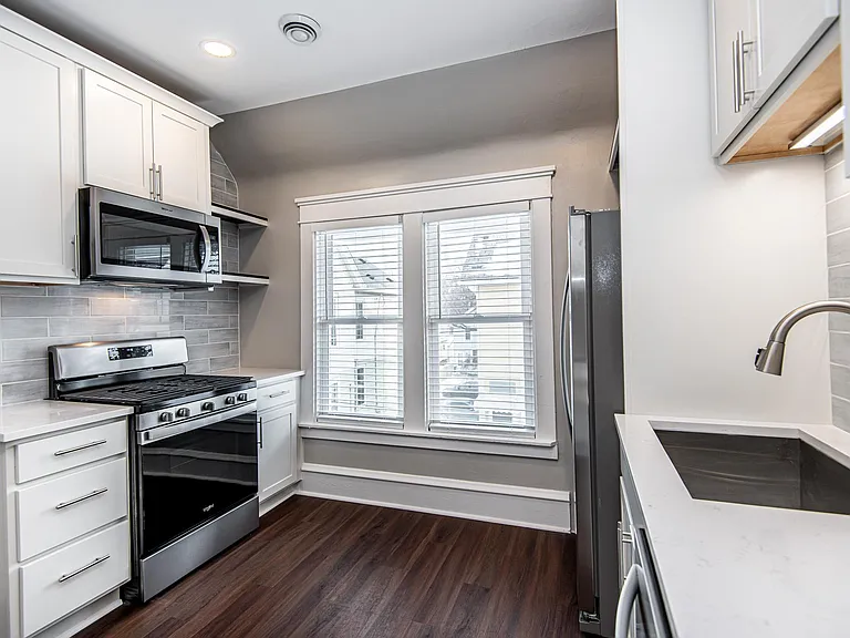 1028 E Pearson St — Photo 8