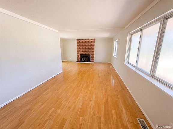3rd image of 467 Paragon Dr