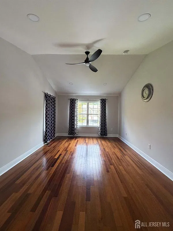 3 bed, 3.0 bath, 1968 sqft, $3,850 — Photo 3